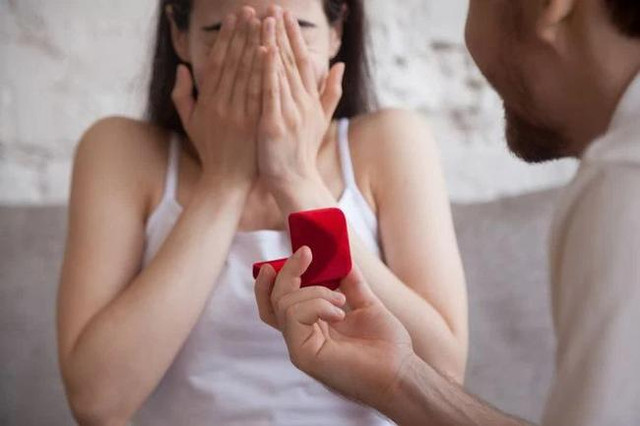 Nửa đêm cầu hôn, thanh niên khiến người yêu bật khóc vì uất ức - Hình 2 Nua dem cau hon, thanh nien khien nguoi yeu bat khoc vi uat uc-Hinh-2