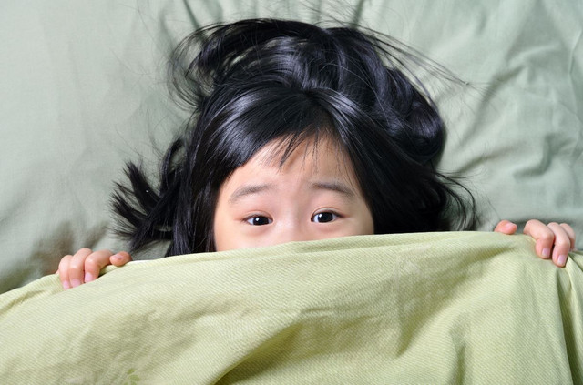 Con gái hét lên "không muốn bố đụng vào người", lý do khiến mẹ hoảng hốt Con gai het len