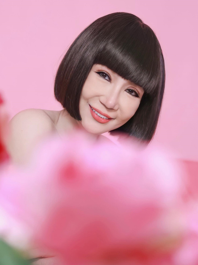 NSƯT Thanh Kim Huệ tuổi 66 trẻ trung, sành điệu qua ống kính của chồng - Hình 2 NSUT Thanh Kim Hue tuoi 66 tre trung, sanh dieu qua ong kinh cua chong-Hinh-2