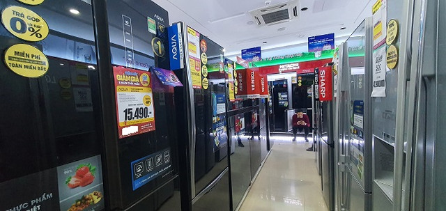 Siêu thị điện máy xả hàng nhằm thu hồi vốn, tủ lạnh giảm hơn 50% - Hình 2 Sieu thi dien may xa hang nham thu hoi von, tu lanh giam hon 50%-Hinh-2