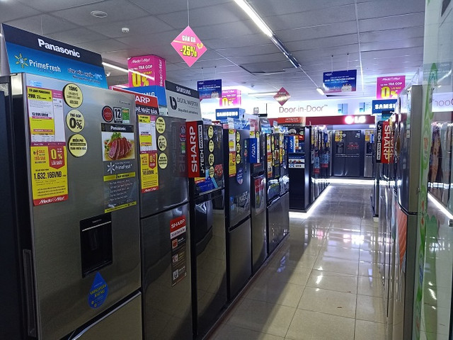 Siêu thị điện máy xả hàng nhằm thu hồi vốn, tủ lạnh giảm hơn 50% - Hình 3 Sieu thi dien may xa hang nham thu hoi von, tu lanh giam hon 50%-Hinh-3