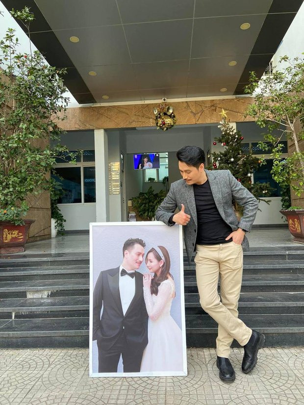 Việt Anh bất ngờ khoe ảnh cưới và khẳng định mình "hoa đã có chậu" Viet Anh bat ngo khoe anh cuoi va khang dinh minh