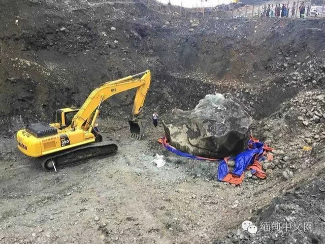 Bất ngờ đào trúng cục ngọc to như căn phòng, nặng bằng hơn trăm chiếc Camry Bat ngo dao trung cuc ngoc to nhu can phong, nang bang hon tram chiec Camry