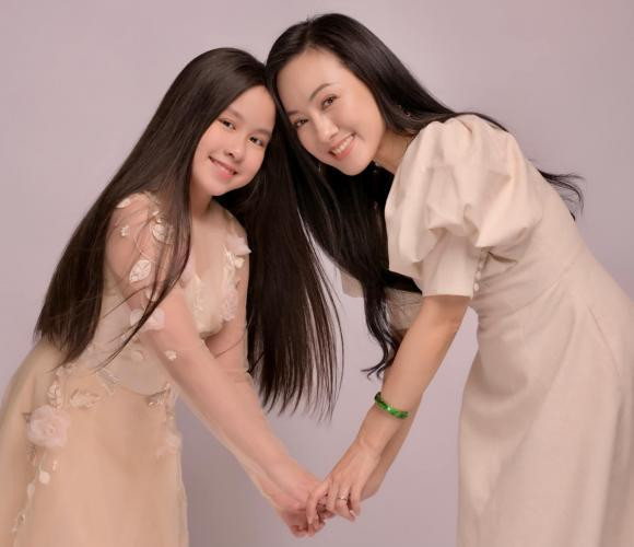 Ngoại hình xinh xắn con gái BTV Hoài Anh và ông xã đại gia Ngoai hinh xinh xan con gai BTV Hoai Anh va ong xa dai gia