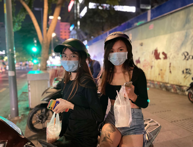 Giới trẻ TP.HCM uống cà phê, trà sữa "yên xe" - Hình 6 Gioi tre TP.HCM uong ca phe, tra sua