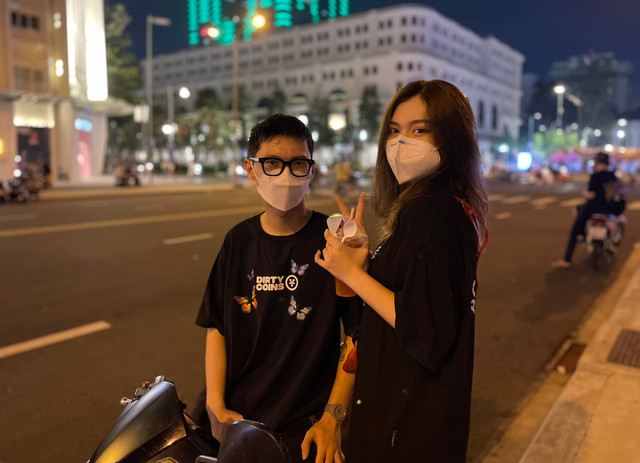 Giới trẻ TP.HCM uống cà phê, trà sữa "yên xe" - Hình 4 Gioi tre TP.HCM uong ca phe, tra sua