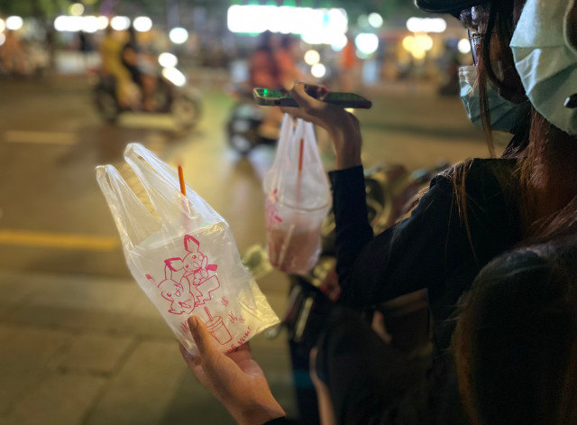 Giới trẻ TP.HCM uống cà phê, trà sữa "yên xe" - Hình 7 Gioi tre TP.HCM uong ca phe, tra sua
