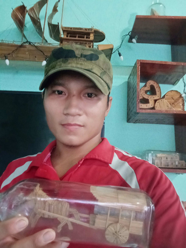 Trang trí cho chai thủy tinh vứt đi, 9x bán hàng triệu đồng/sản phẩm Trang tri cho chai thuy tinh vut di, 9x ban hang trieu dong/san pham