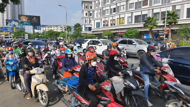 Người đi bộ kẹt giữa dòng xe dưới các cao ốc ở TP HCM - Hình 3 Nguoi di bo ket giua dong xe duoi cac cao oc o TP HCM-Hinh-3