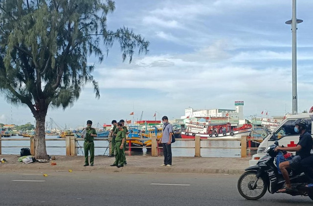 Khởi tố lái xe Mercedes tông chết người ở Phan Thiết tội giết người - Hình 2 Khoi to lai xe Mercedes tong chet nguoi o Phan Thiet toi giet nguoi-Hinh-2
