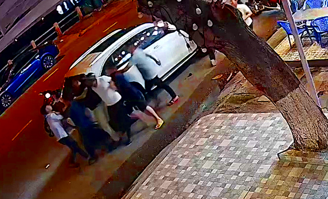 Khởi tố lái xe Mercedes tông chết người ở Phan Thiết tội giết người - Hình 3 Khoi to lai xe Mercedes tong chet nguoi o Phan Thiet toi giet nguoi-Hinh-3