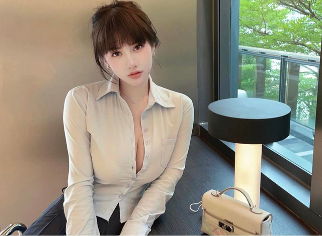 Mốt sơ mi buông cúc: Quá đà thành “tai họa khó tha thứ“ Mot so mi buong cuc: Qua da thanh “tai hoa kho tha thu“