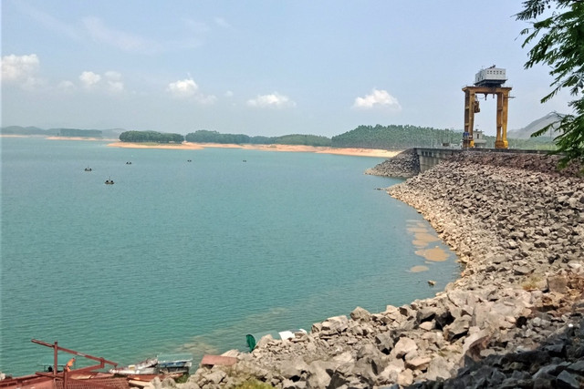 Chỉ còn một nhà máy thủy điện ở miền Bắc phát điện cầm chừng Chi con mot nha may thuy dien o mien Bac phat dien cam chung