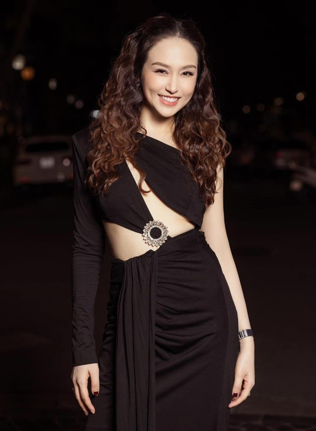 Bà xã Tuấn Hưng thăng hạng nhan sắc, mê style khoe thềm ngực quyến rũ - Hình 8 Ba xa Tuan Hung thang hang nhan sac, me style khoe them nguc quyen ru-Hinh-8