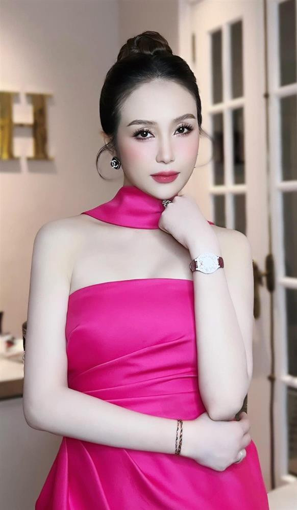 Bà xã Tuấn Hưng thăng hạng nhan sắc, mê style khoe thềm ngực quyến rũ - Hình 7 Ba xa Tuan Hung thang hang nhan sac, me style khoe them nguc quyen ru-Hinh-7