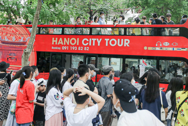 Du khách xếp hàng 2 tiếng, chờ đi xe buýt hai tầng miễn phí ở Hà Nội - Hình 4 Du khach xep hang 2 tieng, cho di xe buyt hai tang mien phi o Ha Noi-Hinh-4