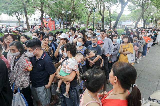 Du khách xếp hàng 2 tiếng, chờ đi xe buýt hai tầng miễn phí ở Hà Nội - Hình 2 Du khach xep hang 2 tieng, cho di xe buyt hai tang mien phi o Ha Noi-Hinh-2