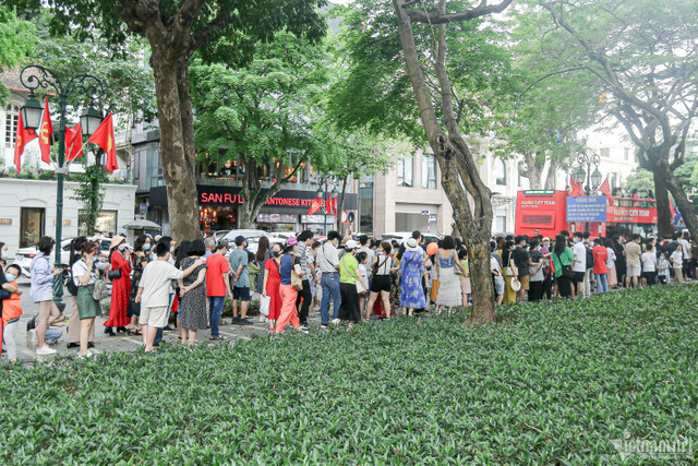 Du khách xếp hàng 2 tiếng, chờ đi xe buýt hai tầng miễn phí ở Hà Nội Du khach xep hang 2 tieng, cho di xe buyt hai tang mien phi o Ha Noi