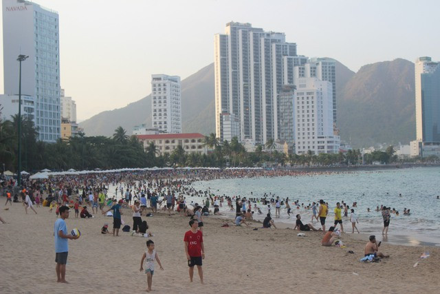 Khách du lịch nườm nượp đổ về Nha Trang ngày nghỉ lễ - Hình 3 Khach du lich nuom nuop do ve Nha Trang ngay nghi le-Hinh-3