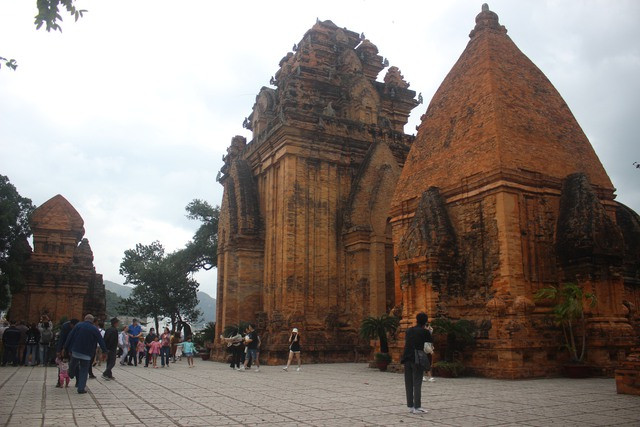 Khách du lịch nườm nượp đổ về Nha Trang ngày nghỉ lễ - Hình 2 Khach du lich nuom nuop do ve Nha Trang ngay nghi le-Hinh-2