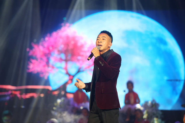 NSƯT Việt Hoàn kể sự cố vui, tự tay vá mông quần đi hát - Hình 2 NSUT Viet Hoan ke su co vui, tu tay va mong quan di hat-Hinh-2
