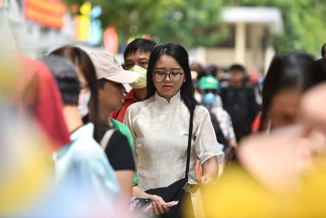 Hàng dài người xếp hàng, chờ vào Dinh Độc lập sáng 30/4 - Hình 3 Hang dai nguoi xep hang, cho vao Dinh Doc lap sang 30/4-Hinh-3