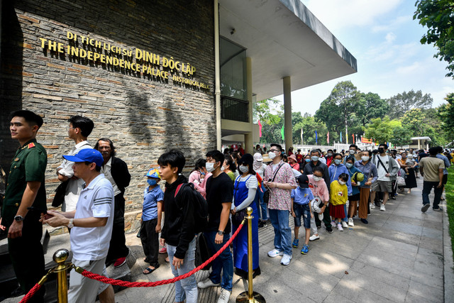 Hàng dài người xếp hàng, chờ vào Dinh Độc lập sáng 30/4 Hang dai nguoi xep hang, cho vao Dinh Doc lap sang 30/4