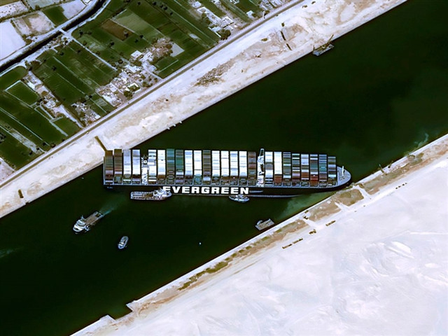 Tàu kẹt ở kênh đào Suez, chuỗi cung ứng thế giới căng thẳng Tau ket o kenh dao Suez, chuoi cung ung the gioi cang thang
