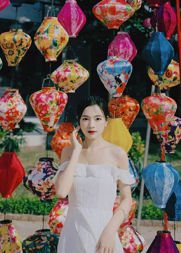 Chụp hình với đèn lồng dịp Trung thu, nên mặc gì để có “triệu like”? - Hình 6 Chup hinh voi den long dip Trung thu, nen mac gi de co “trieu like”?-Hinh-6