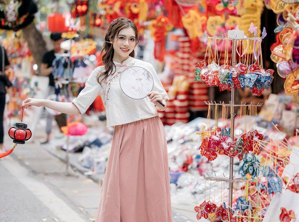 Chụp hình với đèn lồng dịp Trung thu, nên mặc gì để có “triệu like”? - Hình 3 Chup hinh voi den long dip Trung thu, nen mac gi de co “trieu like”?-Hinh-3