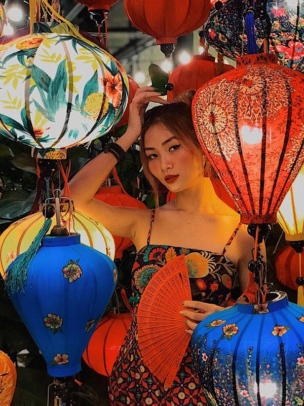Chụp hình với đèn lồng dịp Trung thu, nên mặc gì để có “triệu like”? - Hình 7 Chup hinh voi den long dip Trung thu, nen mac gi de co “trieu like”?-Hinh-7