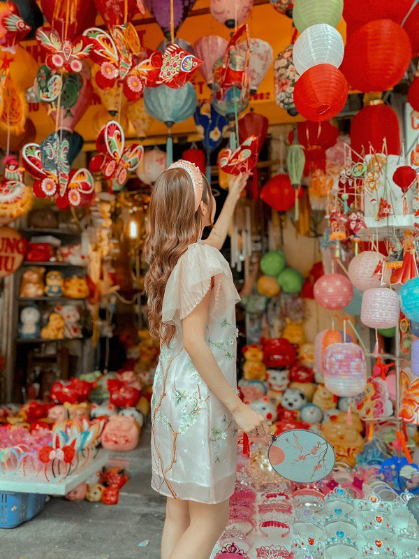 Chụp hình với đèn lồng dịp Trung thu, nên mặc gì để có “triệu like”? - Hình 10 Chup hinh voi den long dip Trung thu, nen mac gi de co “trieu like”?-Hinh-10