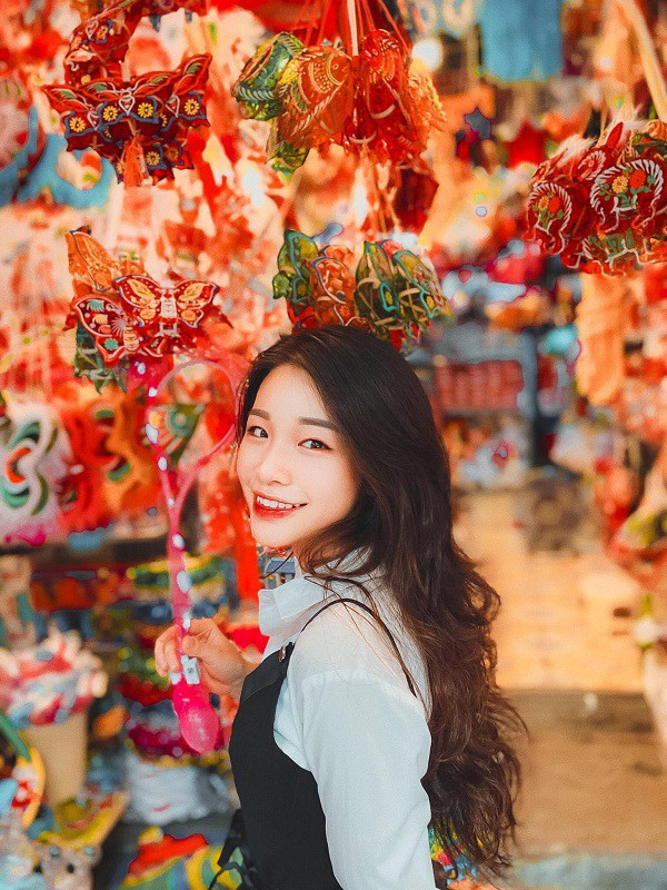 Chụp hình với đèn lồng dịp Trung thu, nên mặc gì để có “triệu like”? - Hình 8 Chup hinh voi den long dip Trung thu, nen mac gi de co “trieu like”?-Hinh-8