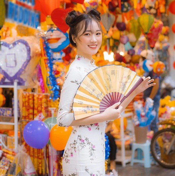 Chụp hình với đèn lồng dịp Trung thu, nên mặc gì để có “triệu like”? - Hình 2 Chup hinh voi den long dip Trung thu, nen mac gi de co “trieu like”?-Hinh-2