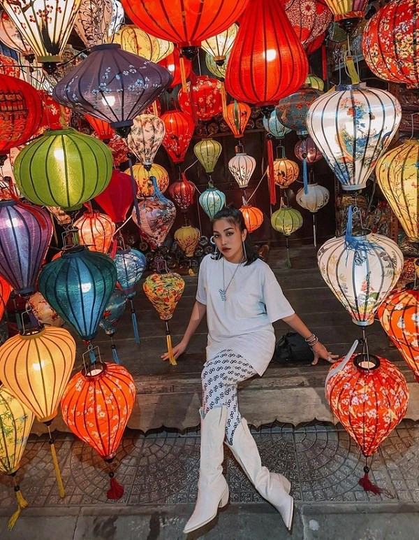 Chụp hình với đèn lồng dịp Trung thu, nên mặc gì để có “triệu like”? - Hình 9 Chup hinh voi den long dip Trung thu, nen mac gi de co “trieu like”?-Hinh-9