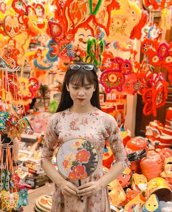 Chụp hình với đèn lồng dịp Trung thu, nên mặc gì để có “triệu like”? Chup hinh voi den long dip Trung thu, nen mac gi de co “trieu like”?
