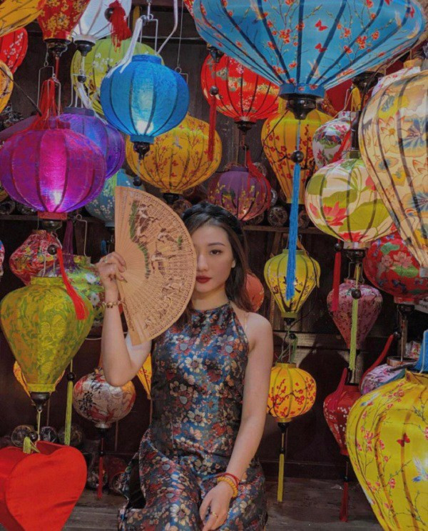 Chụp hình với đèn lồng dịp Trung thu, nên mặc gì để có “triệu like”? - Hình 4 Chup hinh voi den long dip Trung thu, nen mac gi de co “trieu like”?-Hinh-4