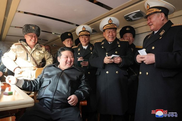 Hình ảnh Chủ tịch Triều Tiên Kim Jong-un giám sát vụ thử tên lửa đất-đối-hải - Hình 4 Hinh anh Chu tich Trieu Tien Kim Jong-un giam sat vu thu ten lua dat-doi-hai-Hinh-4