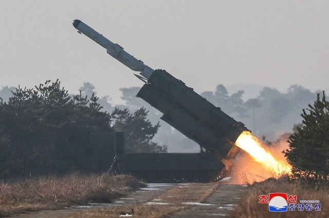 Hình ảnh Chủ tịch Triều Tiên Kim Jong-un giám sát vụ thử tên lửa đất-đối-hải - Hình 2 Hinh anh Chu tich Trieu Tien Kim Jong-un giam sat vu thu ten lua dat-doi-hai-Hinh-2