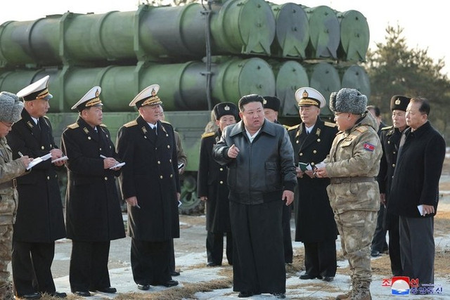 Hình ảnh Chủ tịch Triều Tiên Kim Jong-un giám sát vụ thử tên lửa đất-đối-hải - Hình 3 Hinh anh Chu tich Trieu Tien Kim Jong-un giam sat vu thu ten lua dat-doi-hai-Hinh-3