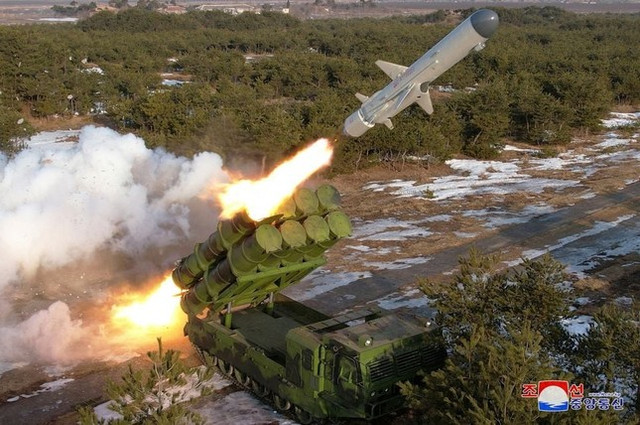 Hình ảnh Chủ tịch Triều Tiên Kim Jong-un giám sát vụ thử tên lửa đất-đối-hải Hinh anh Chu tich Trieu Tien Kim Jong-un giam sat vu thu ten lua dat-doi-hai