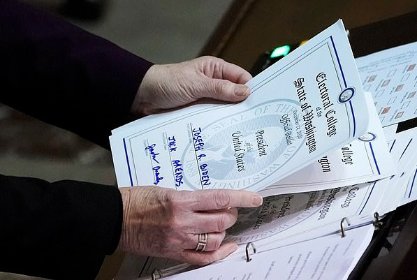 Đại cử tri Washington bật khóc sau khi bỏ phiếu cho ông Biden - Hình 3 Dai cu tri Washington bat khoc sau khi bo phieu cho ong Biden-Hinh-3