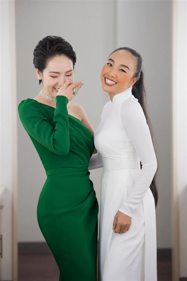 Phương Linh ngại ngùng khi chồng của Đoan Trang thơm má Phuong Linh ngai ngung khi chong cua Doan Trang thom ma