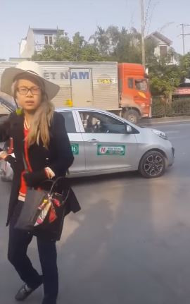 'Thánh quỵt' Bella tiếp tục bùng tiền taxi - Hình 4 'Thanh quyt' Bella tiep tuc bung tien taxi-Hinh-4