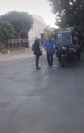 'Thánh quỵt' Bella tiếp tục bùng tiền taxi - Hình 3 'Thanh quyt' Bella tiep tuc bung tien taxi-Hinh-3
