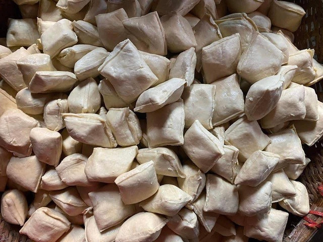 Đuôi bò đông lạnh, cua hoàng đế hấp hối rẻ khó tin - Hình 4 Duoi bo dong lanh, cua hoang de hap hoi re kho tin-Hinh-4