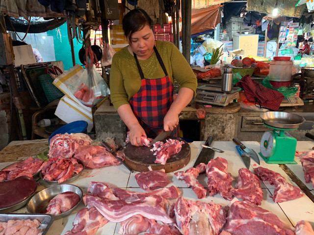 Hàng ăn cố thủ không chịu giảm giá mặc dù thịt lợn đã hết sốt Hang an co thu khong chiu giam gia mac du thit lon da het sot