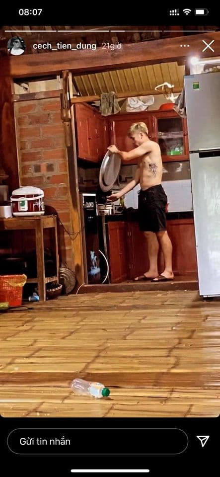 Bùi Tiến Dũng hé lộ hình ảnh cậu em trai ruột vào bếp - Hình 2 Bui Tien Dung he lo hinh anh cau em trai ruot vao bep-Hinh-2