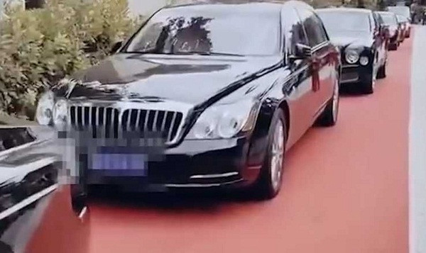 Dân mạng choáng ngợp trước đám cưới cô dâu đeo vàng muốn gãy cổ - Hình 2 Dan mang choang ngop truoc dam cuoi co dau deo vang muon gay co-Hinh-2