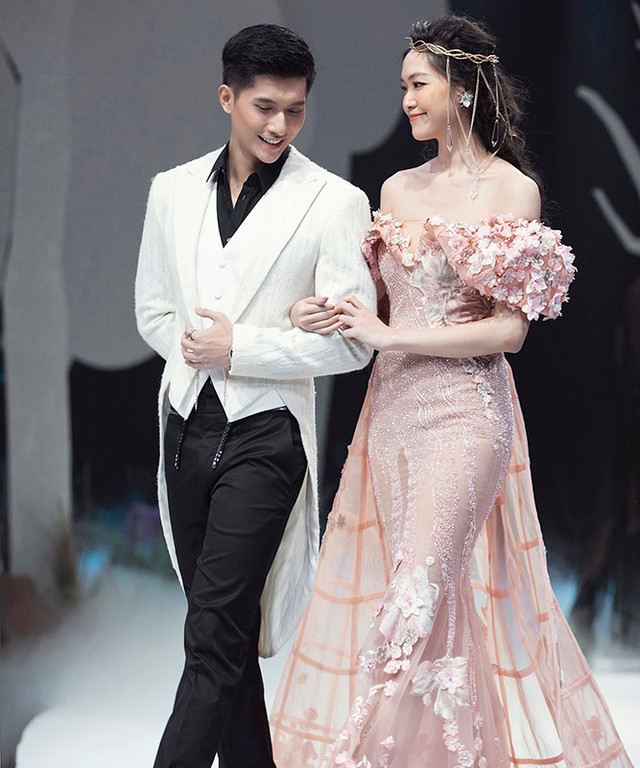 Lệ Quyên cổ vũ người mẫu Lâm Bảo Châu diễn thời trang - Hình 3 Le Quyen co vu nguoi mau Lam Bao Chau dien thoi trang-Hinh-3